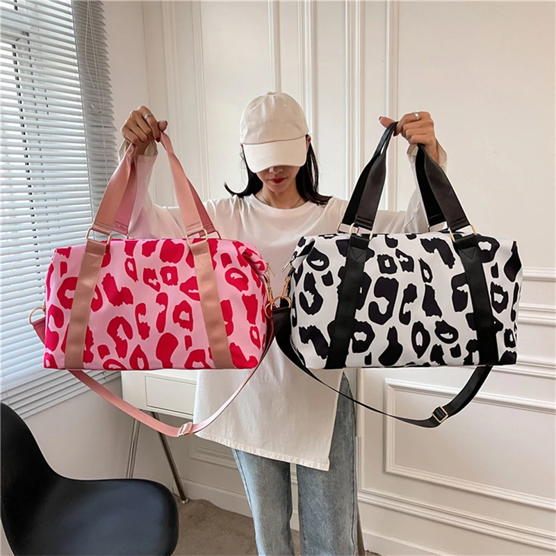 

2024 New Fashionable Travel Duffle Bags Women Leopard Big Nylon Tote Fitness Gym Ladies Weekend Handbags Wet and Dry Separation