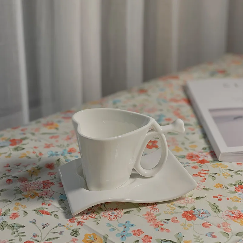 

French retro love ceramic coffee cup and dish Creative bone china heart-shaped coffee cup Afternoon tea cup saucer