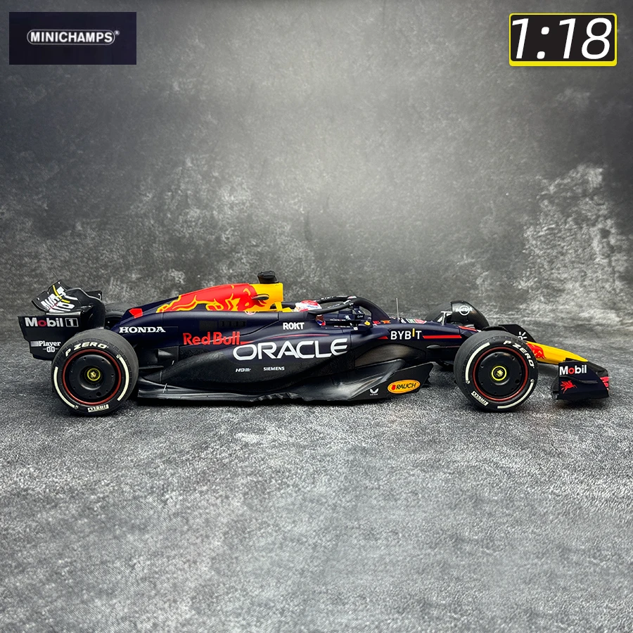 MINICHAMPS レッドブル F1カー 1:18 スケール Red Bull F1 RB18 Max Verstappen Japan 2022 World Champion 1