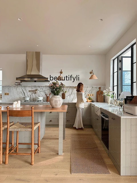 시대를 초월한 우아함과 빈티지 매력의 집을 위한 프랑스 중세풍 섬 테이블과 레트로 의자 세트