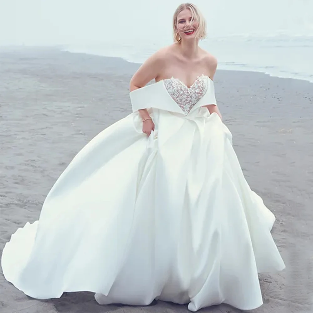 Очаровательное свадебное платье с открытыми плечами