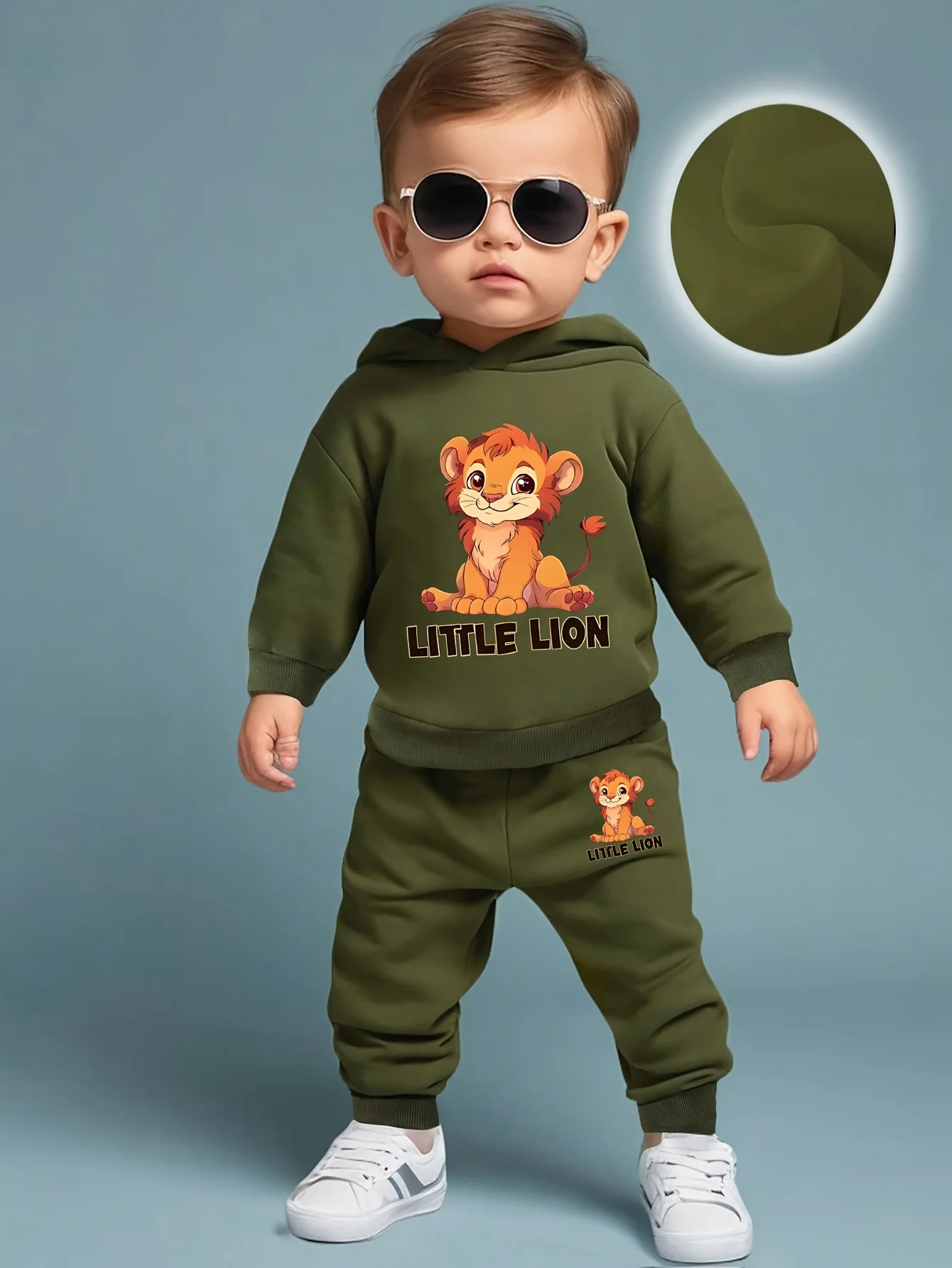Ein zweiteiliges Set aus Fleece-Sweatshirt und Hose mit Löwen-Cartoon-Aufdruck für Herbst und Winter für einen neugeborenen Jungen