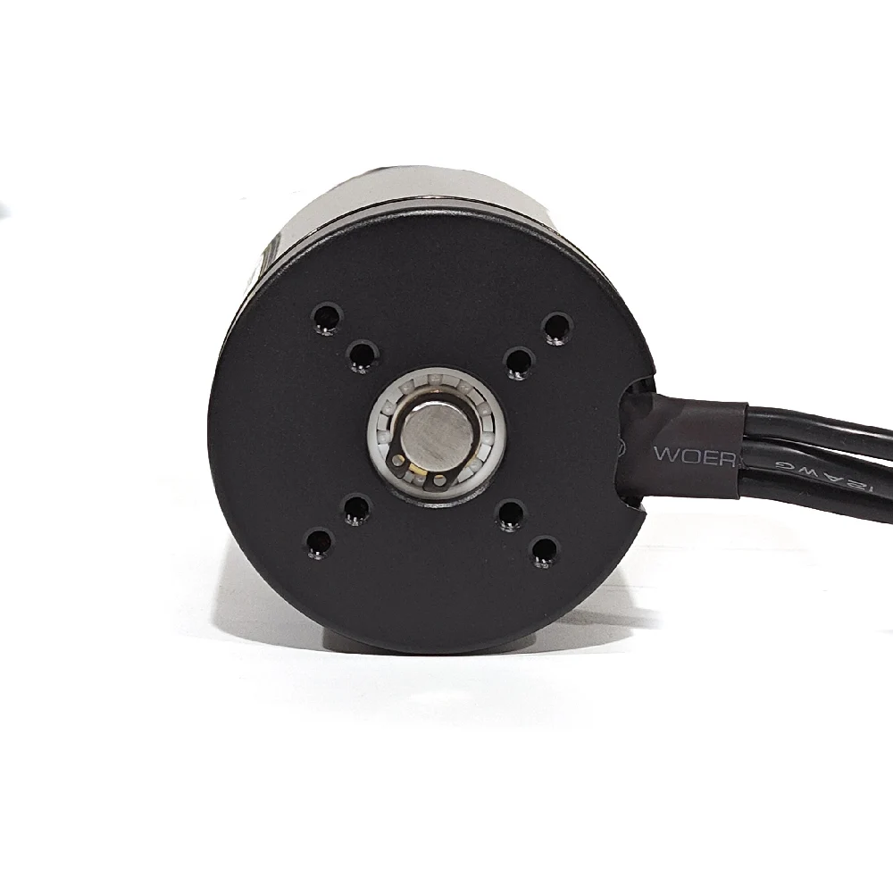 Moteur sans balais outrunner 6374 150kV étanche - Maytech installé sur un kayak, avec pales d'hélice en arrière-plan.
