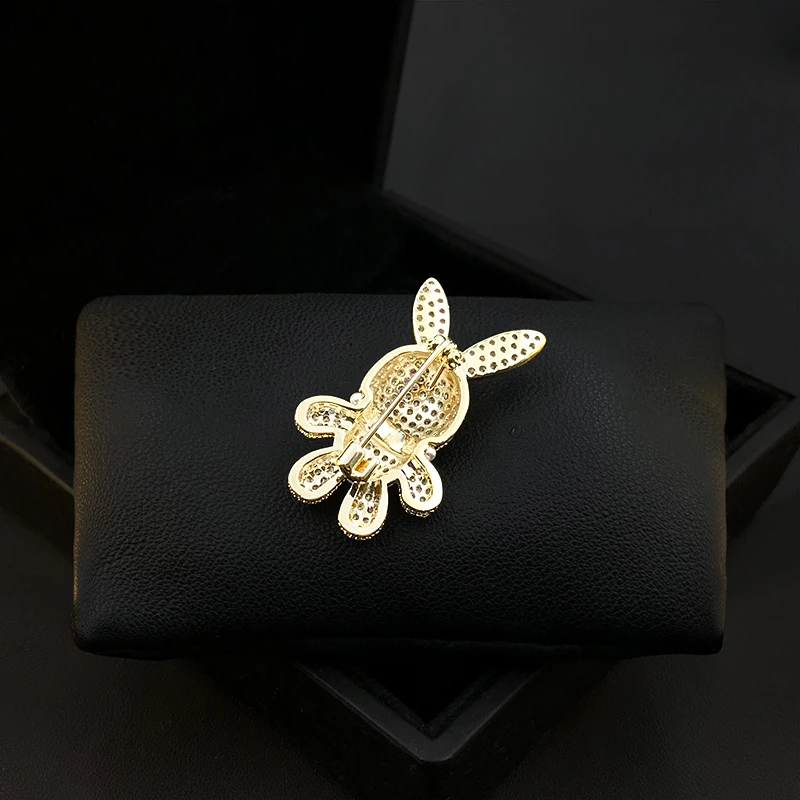 High-End Exquisite Bunny Rabbit Brooch Fashion Elegant Cardigan Sweater Pins Corsage Coat Suit Neckline Accessories Jewelry 3957