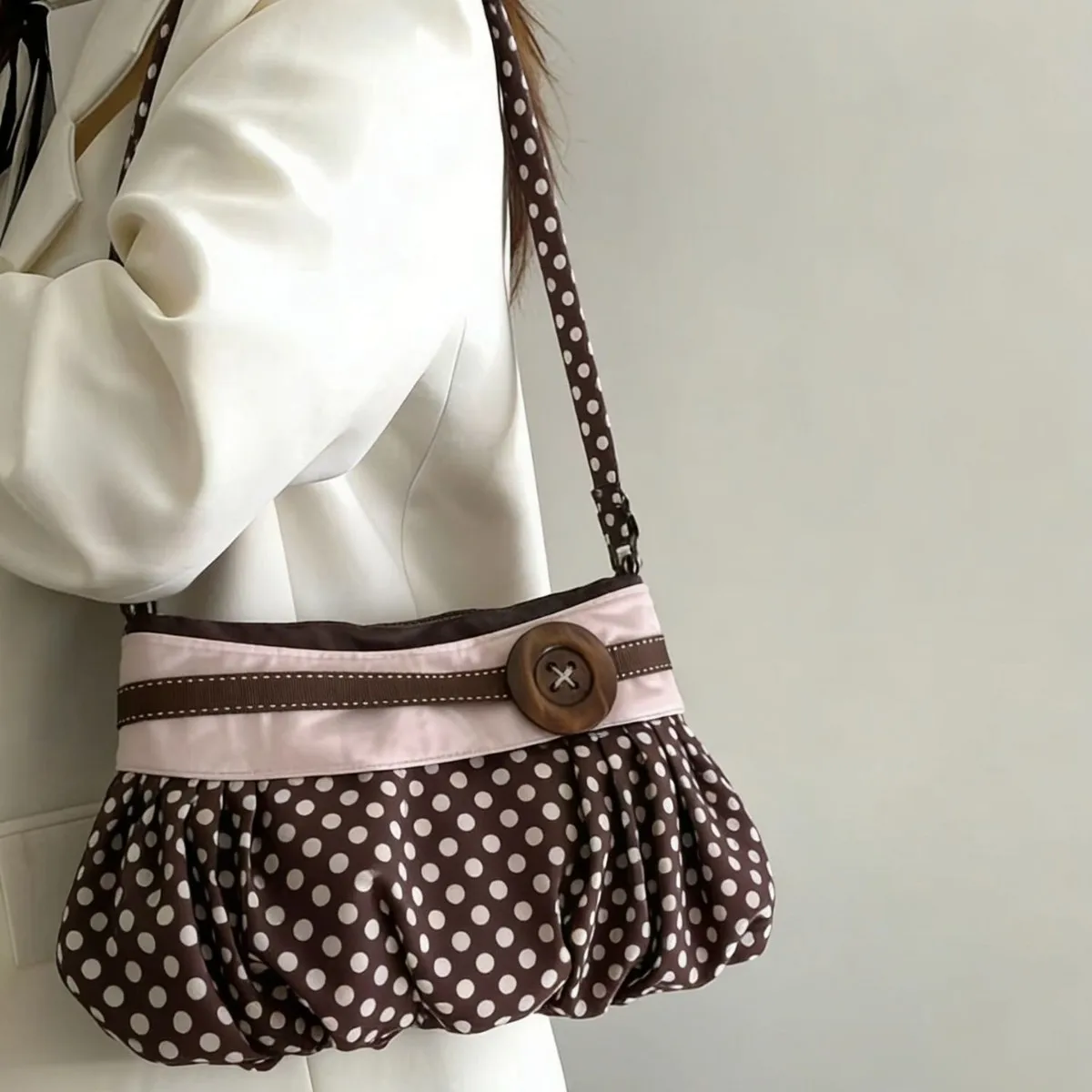 Borsa a Spalla Retrò a Pois con Bottoni in Legno, Borsa a Mano con Design Plissettato, Borsa Morbida a Forma di Raviolo, Borsa Casual a Righe per Pendolari - immagine 3