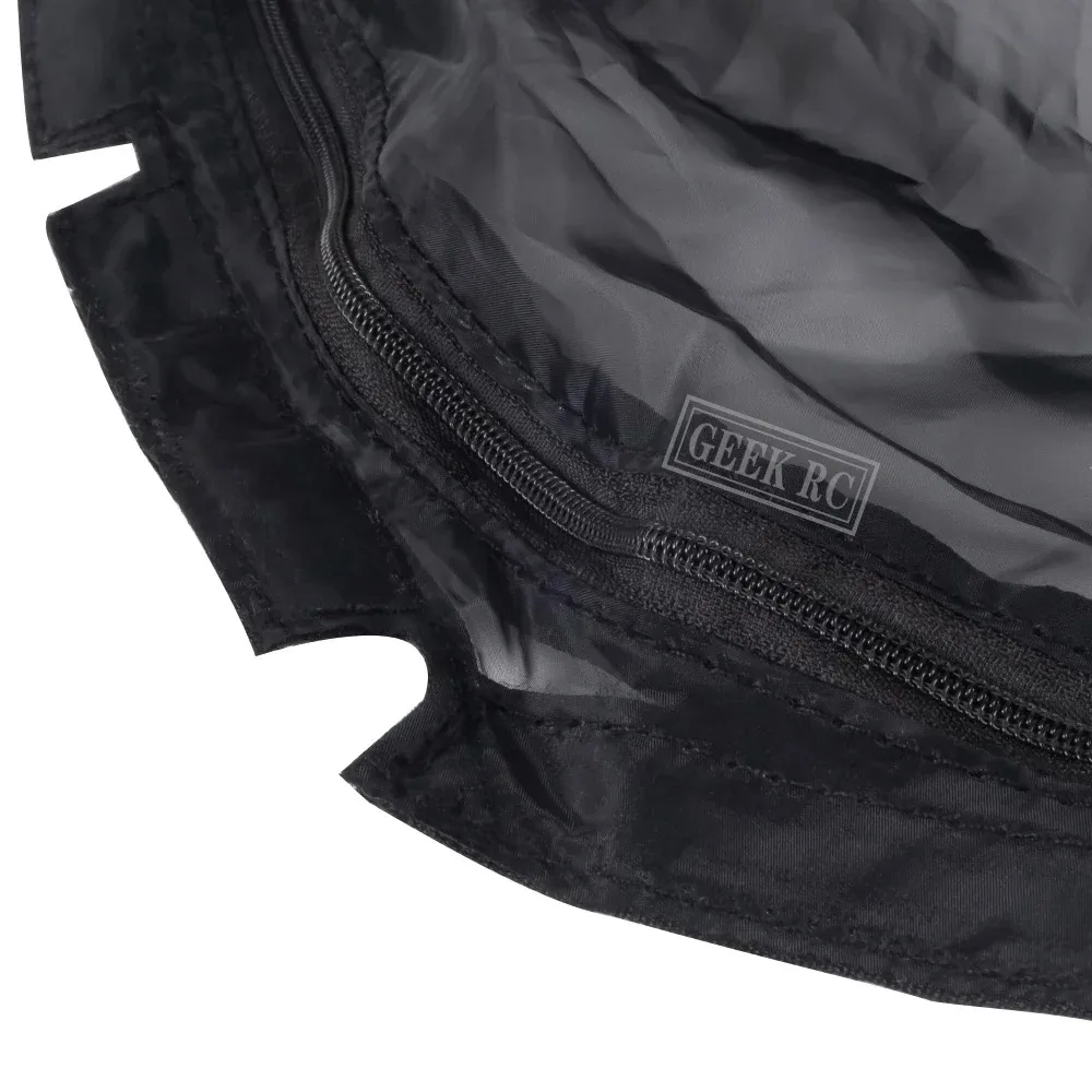 Housse anti-poussière pour châssis de camion RC 1/10 en nylon imperméable, montrant son ajustement précis sur le châssis Traxxas Slash.