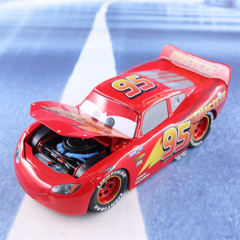 ミニカー 1:24 DISNEY PIXAR CARS LIGHTNING McQUEEN Amazon.com: Disney Pixar Cars 1:24 Cruising Lightning