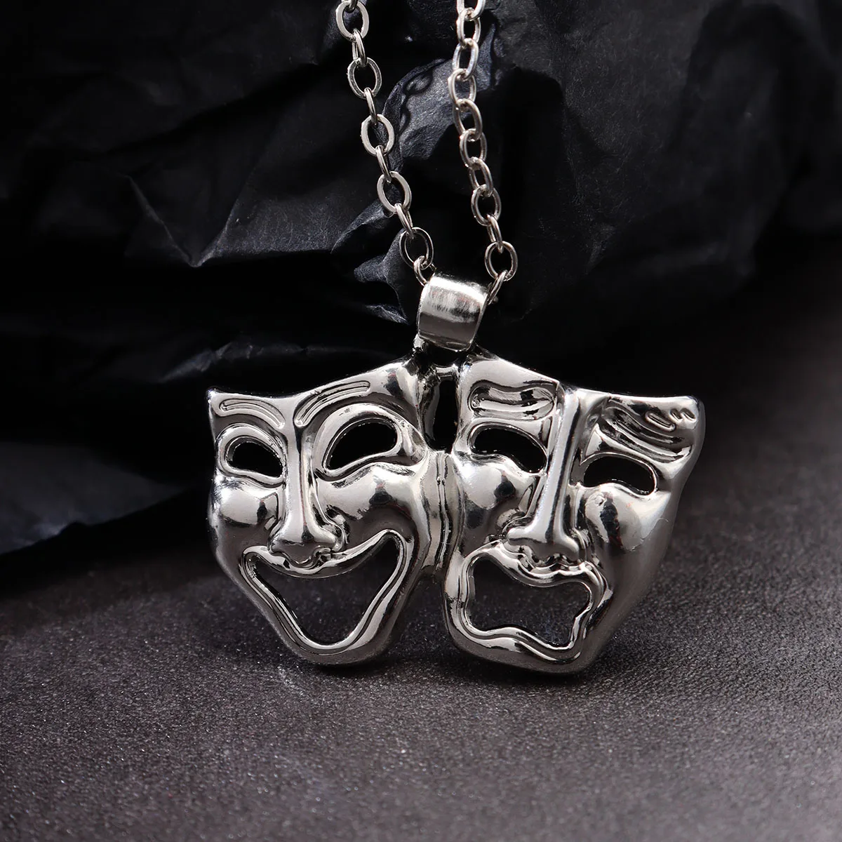 Porté par un mannequin, collier pendentif masque de théâtre argenté, bijou gothique pour homme et femme.
