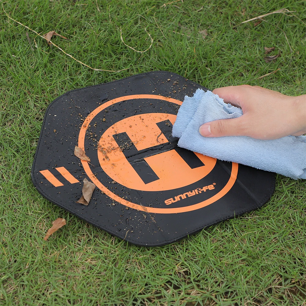 Tapis d'atterrissage déplié avec un drone posé, illustrant la protection double face et la taille adaptée au DJI NEO.
