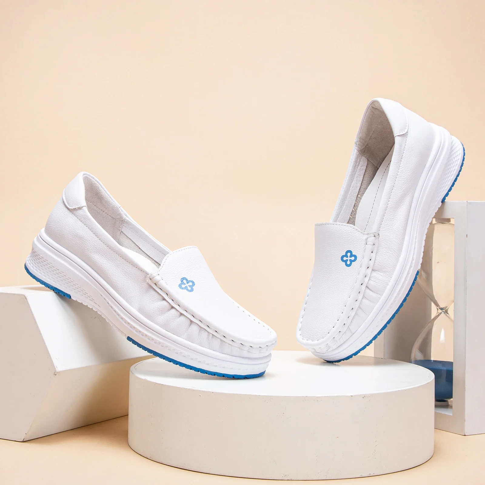 أحذية مسطحة بسيطة بلون سادة، أحذية نسائية مسطحة جد...