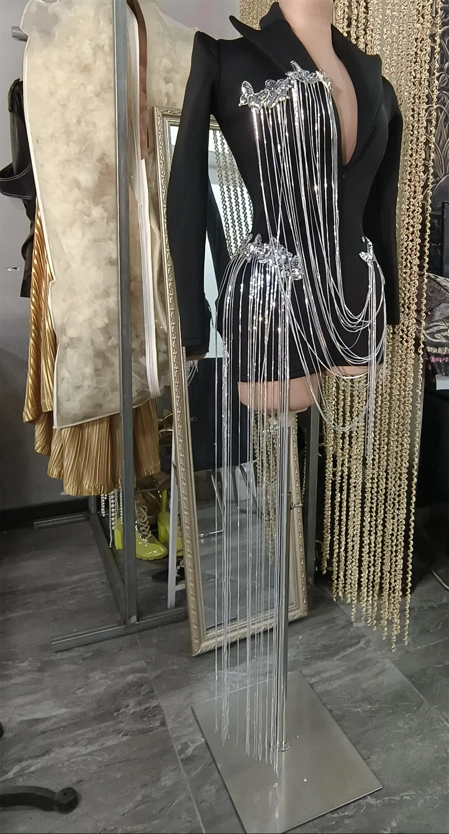 Рисунок 4 - Модная блестящая куртка с бабочкой и кисточками