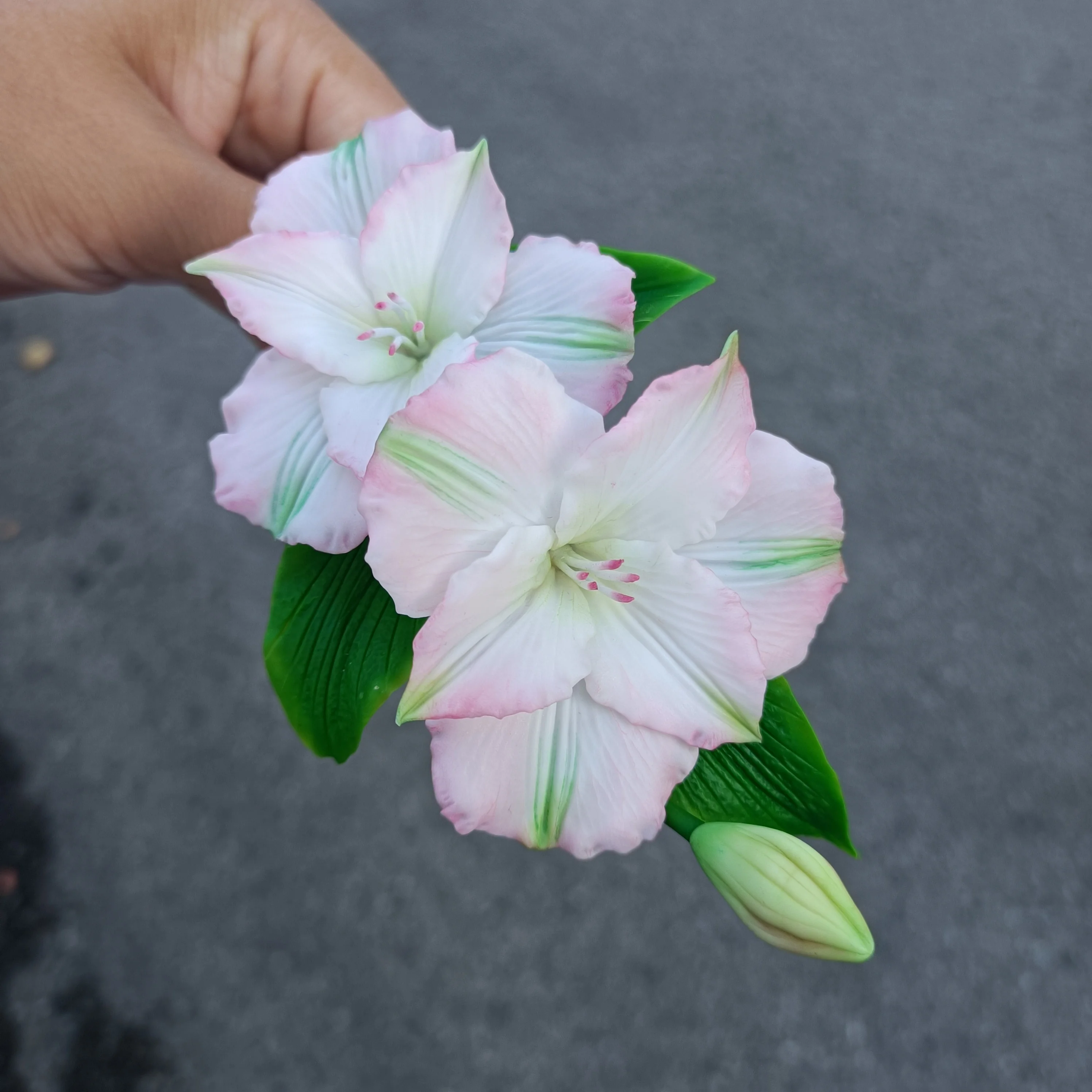 LALAVARA 여성용 수제 클레이 릴리 헤어 액세서리