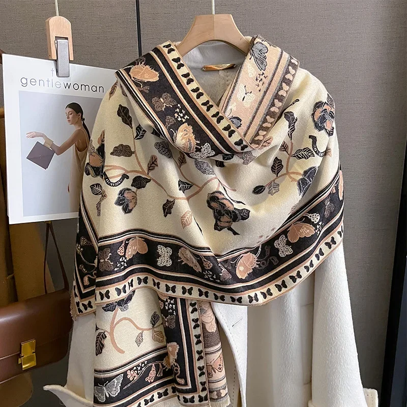 Рисунок 6 - Женская длинная шаль-бабочка с цветами