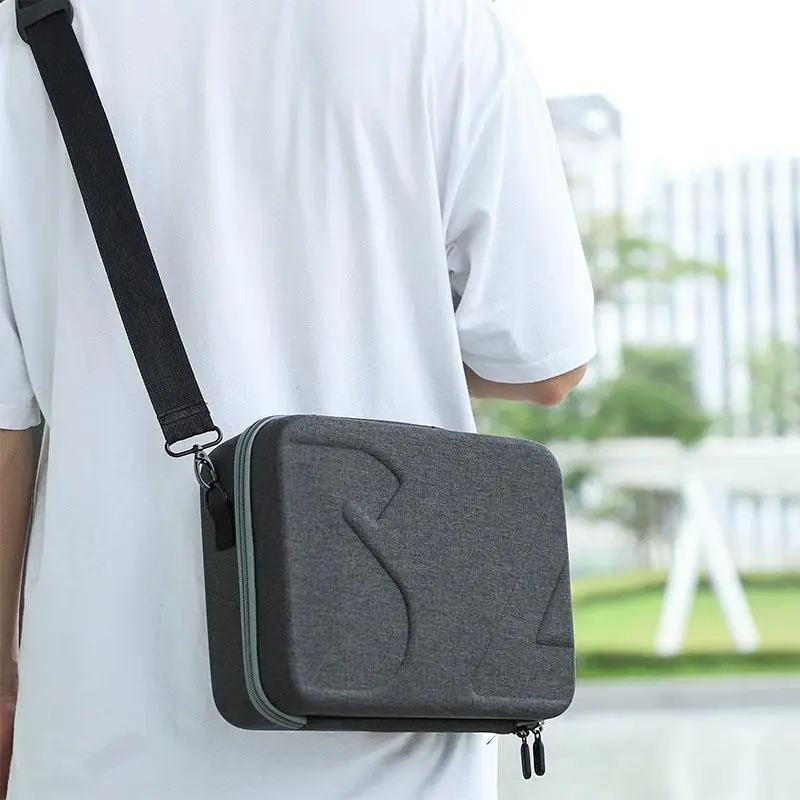 Sac de transport pour drone DJI ouvert de face, compartiments intérieurs en mousse sur mesure pour protéger drone et télécommande.