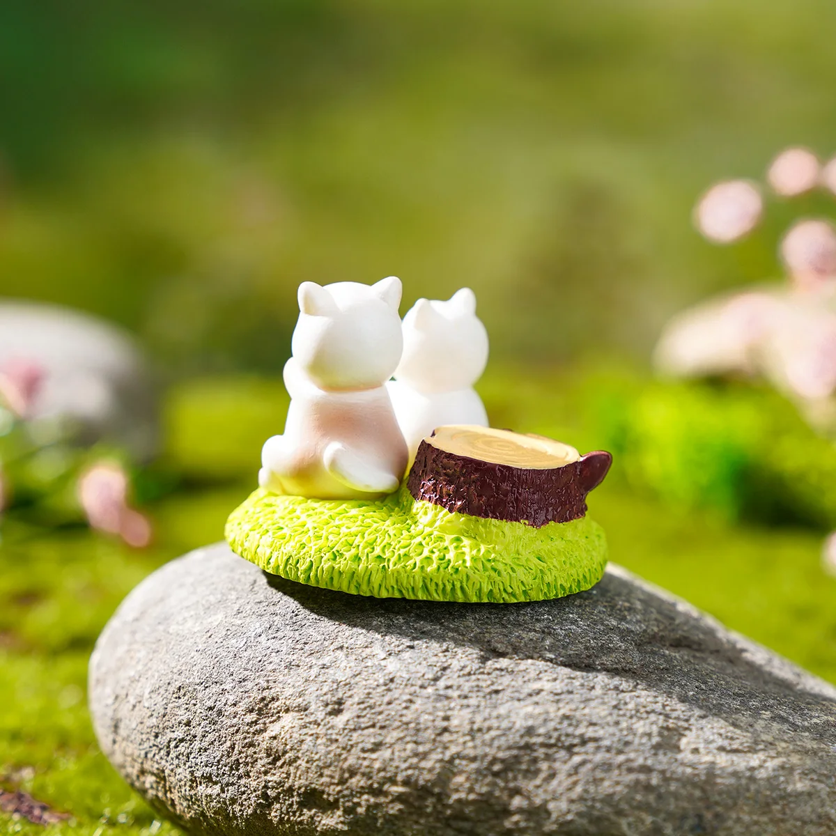 1PC, a cute cartoon two-dog decorative garden statue, suitable for garden micro-landscape decoration and home desktop decoration