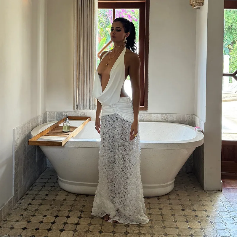 Vestido largo blanco sexy con cuello halter, espalda descubierta, plisado, con flores 3D y escote halter, ideal para fiestas de verano 2025 en la playa.