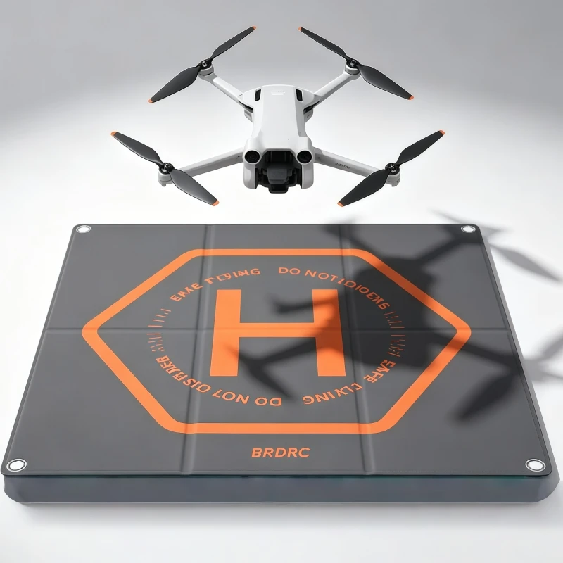 Gros plan sur la texture antidérapante d'un pad d'atterrissage pour DJI Mavic 3, avec le drone posé