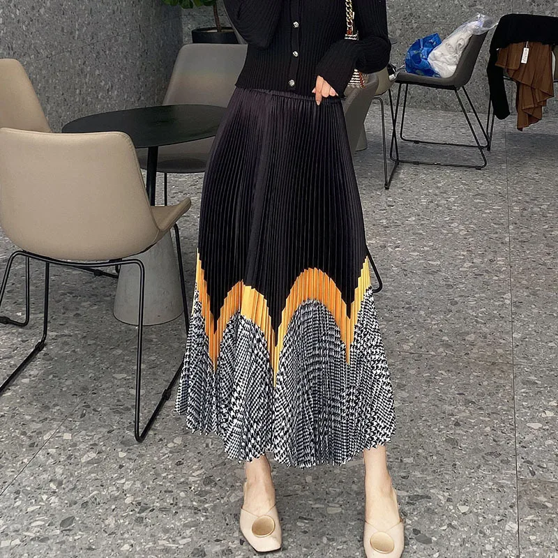 

New retro plaid black pleated skirt female spring 2023 drape design sense handmade pleat high waist skinny half-body skirt