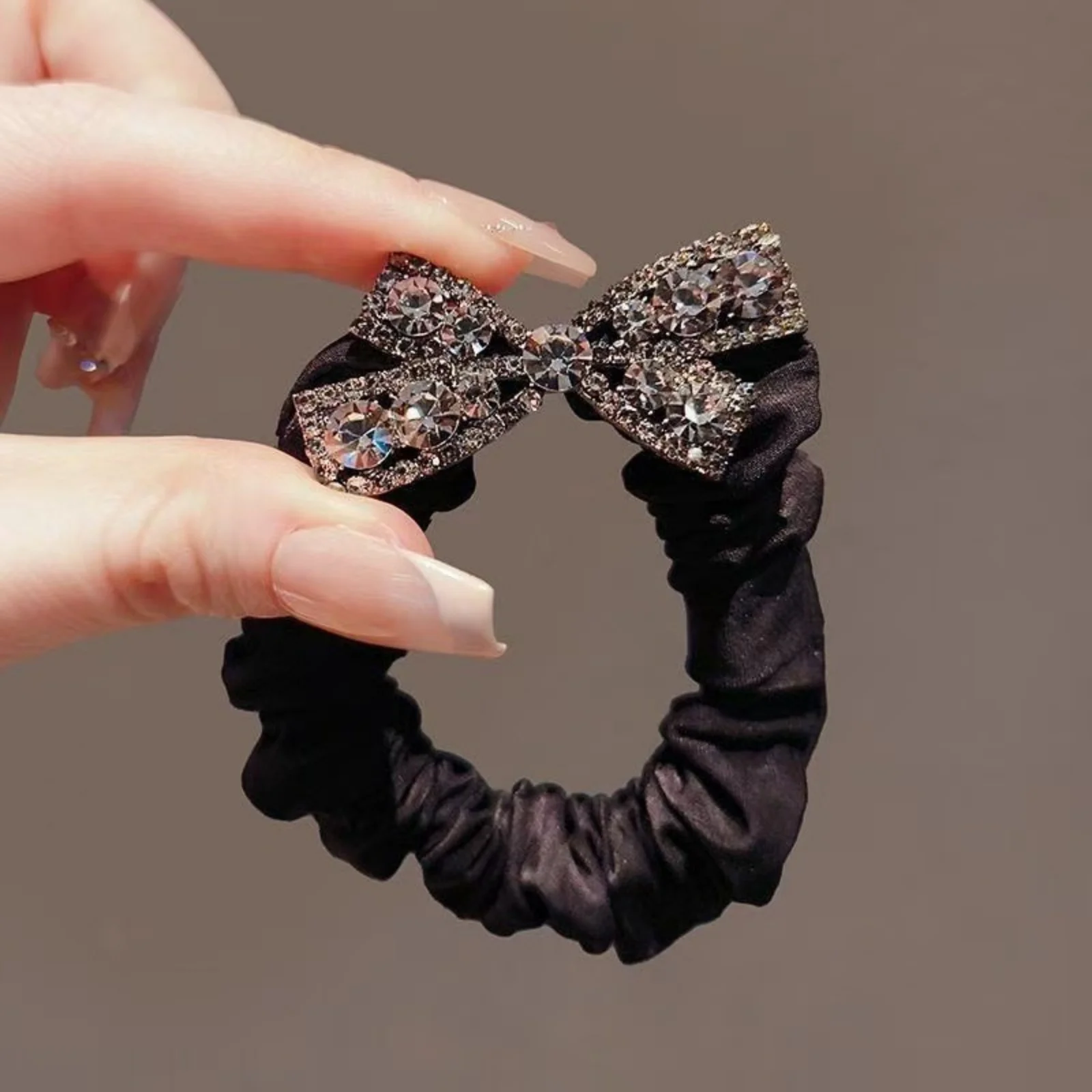 1 x schwarzer Satin-Haargummi mit Strass-Schleife, eleganter Haargummi im Glam-Stil für Frauen, stilvolle Partyzubehör für den täglichen Gebrauch – Detail 2