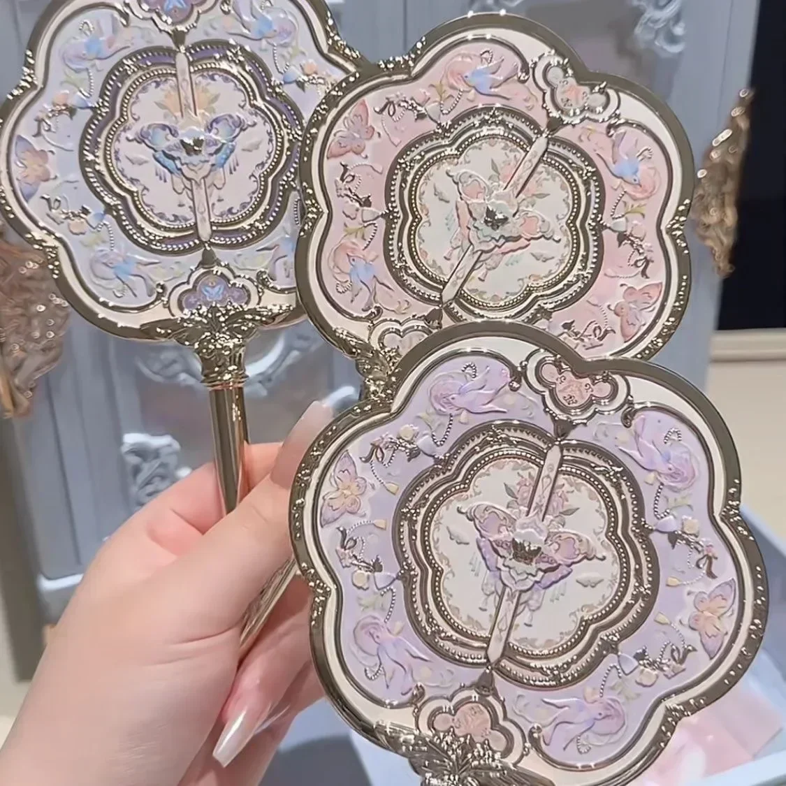 꽃은 쉘의 보석 나비 구름 어깨 거울을 들고 있는 민족 스타일 클래식 공주 거울을 알고 있습니다