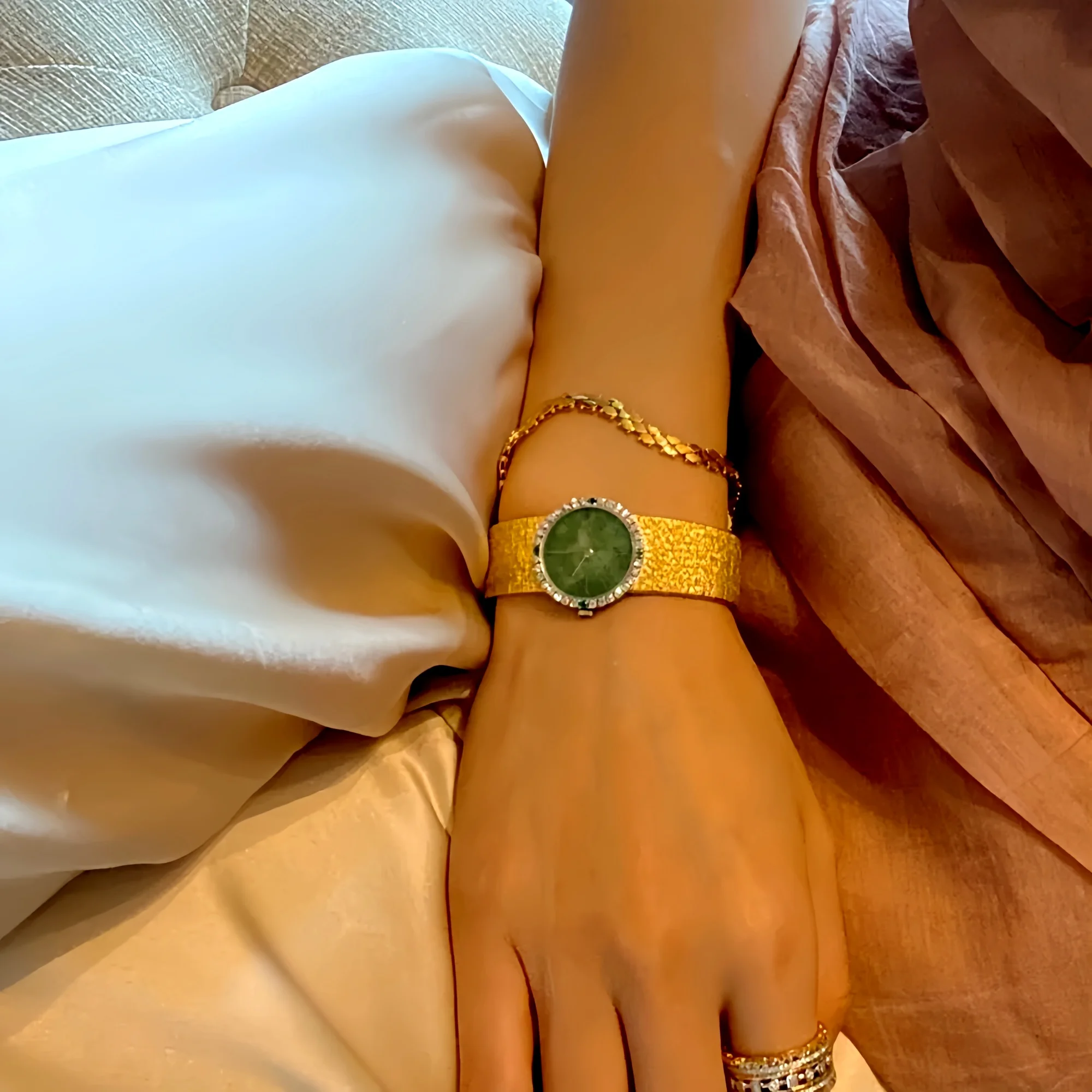 الجاديت الأحمر 2024 ساعة نسائية جديدة القرون الوسط...