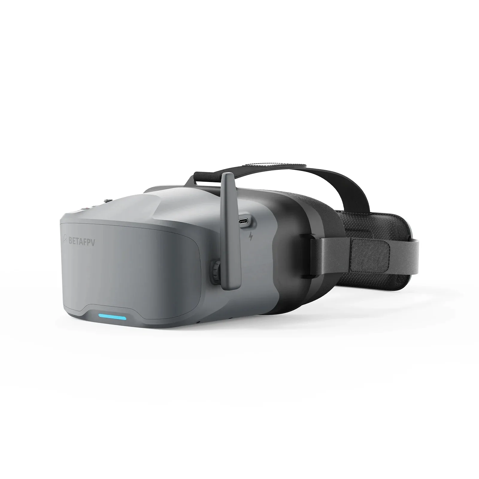 Lunettes FPV BETAFPV VR04 portées par un pilote, câble d'alimentation connecté.