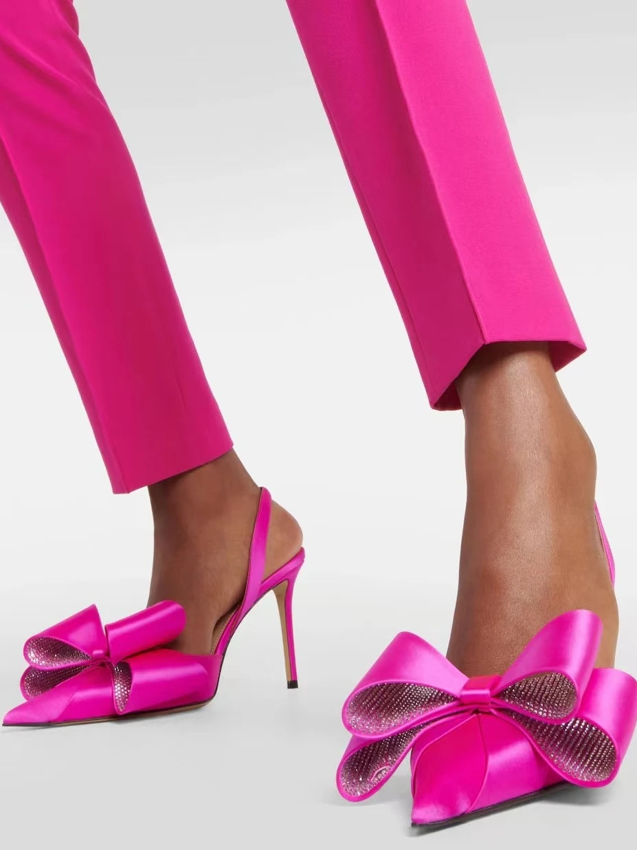 Mach & Mach Pink Le Cadeau Sandali Con Tacco Slingback Triple Heart Pumps Double Bow Scarpe A Punta Con Cinturino Alla Caviglia In Raso Di Seta