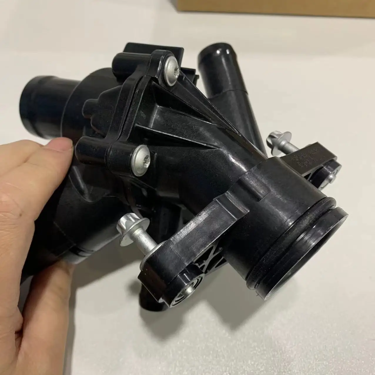 A2702000615 2702000415 2702000615 2702002200 A2702000315 Turbo Engine Thermostat For Mercedes Benz CLA250 CLA45 AMG