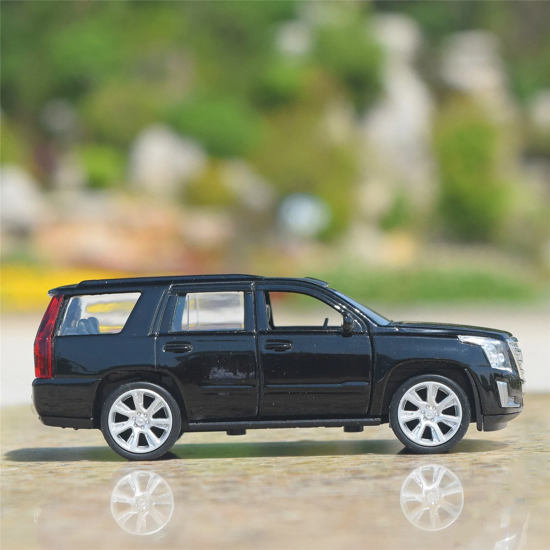 Welly 1:36 Cadillac Escalade SUV Alloy Car Model Diecasts Metal Toy Vehicles Pull Back Car Model Simulation Collection Kid Gifts