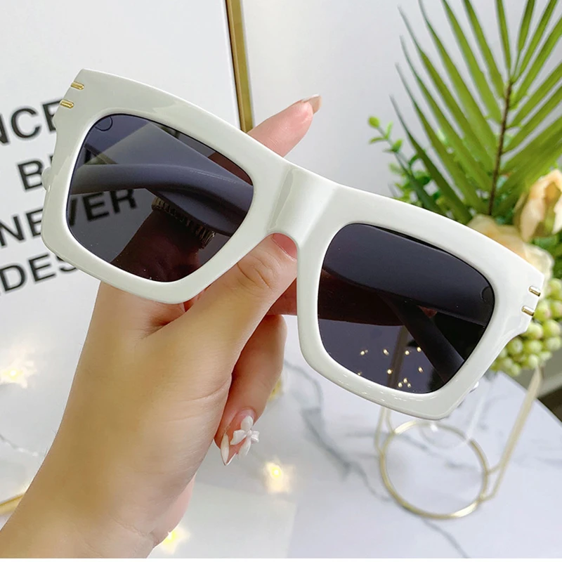 

Plastic Oversize Large Vintage Sunglasses Fashion Style For Women And Men Rivet Frame Eyewear PC Lenses Gafas Oculos De Sol