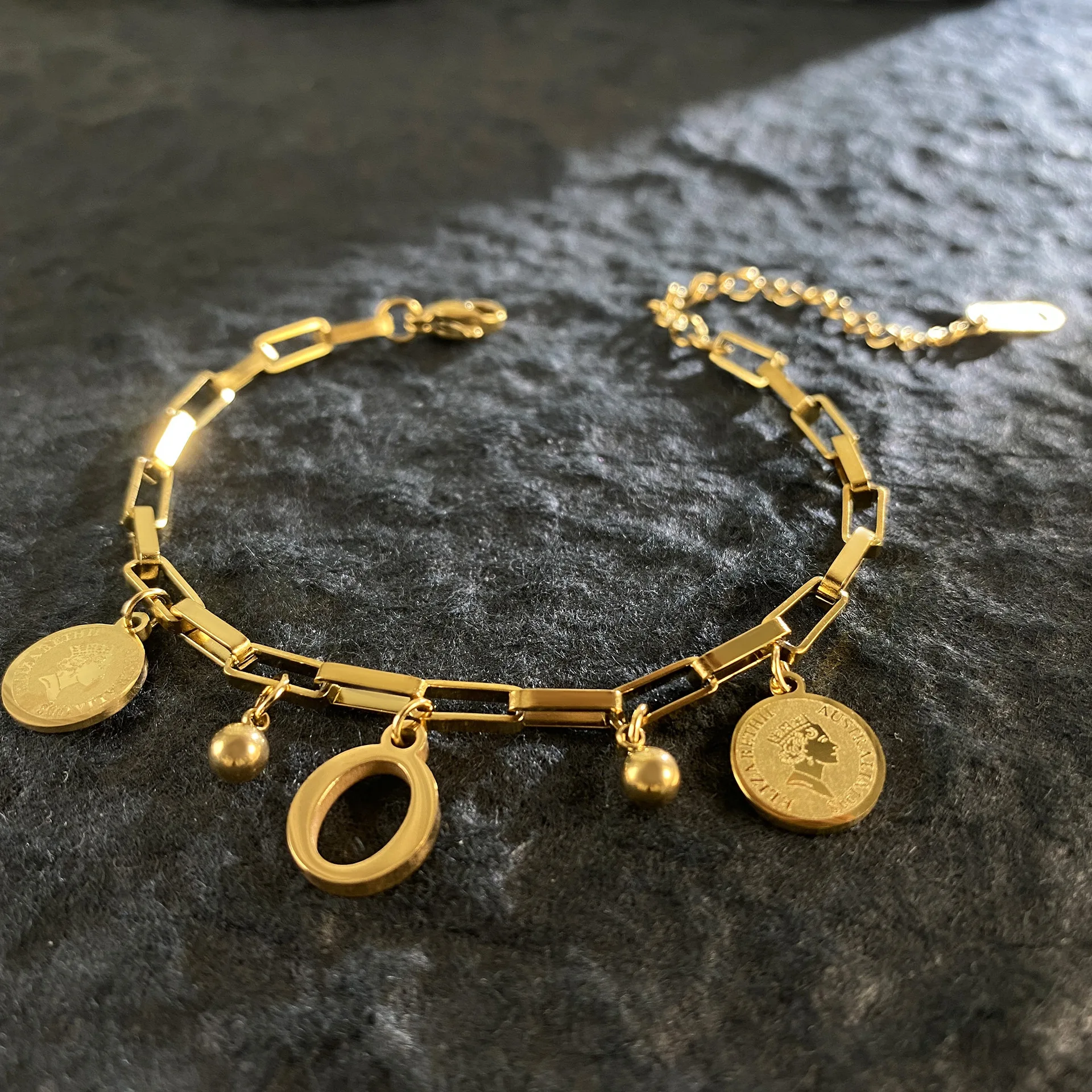 Bracciale con Disco Medaglione Placcato Oro Personalizzato con Iniziali Gioielli da Donna in Acciaio Inossidabile Bracciali con Charm a Disco e Cordoncino in Seta