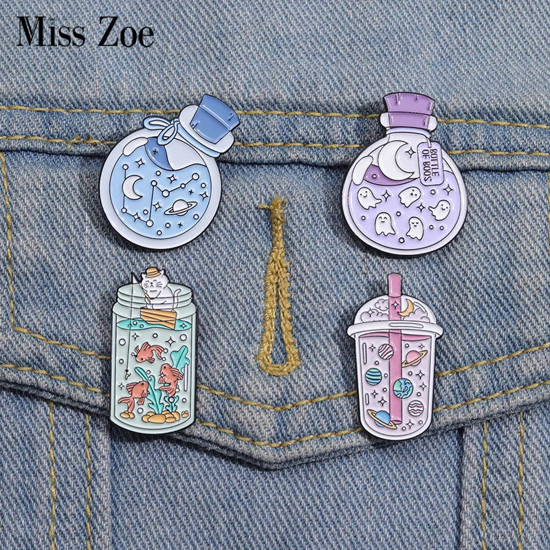 Kitten Cat Fishing Spille Smaltate Custom Cosmic Planet Milk Tea Wishing Bottle Spille Distintivi Per Risvolto Gioielli Regalo Per Gli Amici