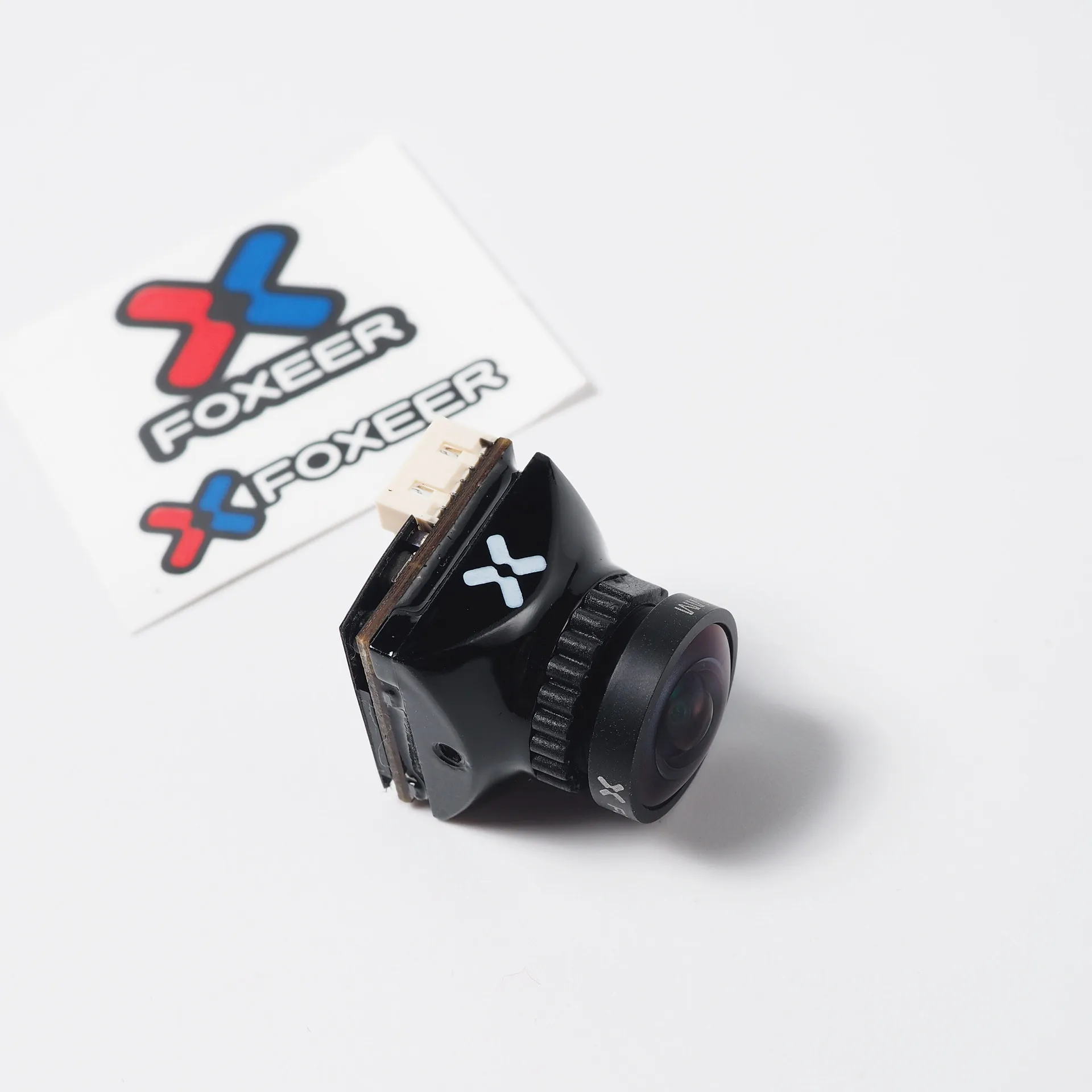 Gros plan sur l'objectif de la micro caméra FPV 19mm/22mm, détaillant la lentille. Achetez Micro Caméra FPV 19mm/22mm pour Drone RC - Livraison Rapide France.