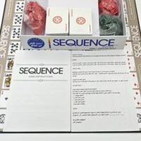 SEQUENCE عبارة عن لعبة بطاقات متطابقة مع قطع ملونة زاهية وحصيرة ألعاب، مع تصميم لعبة كلاسيكي. 4