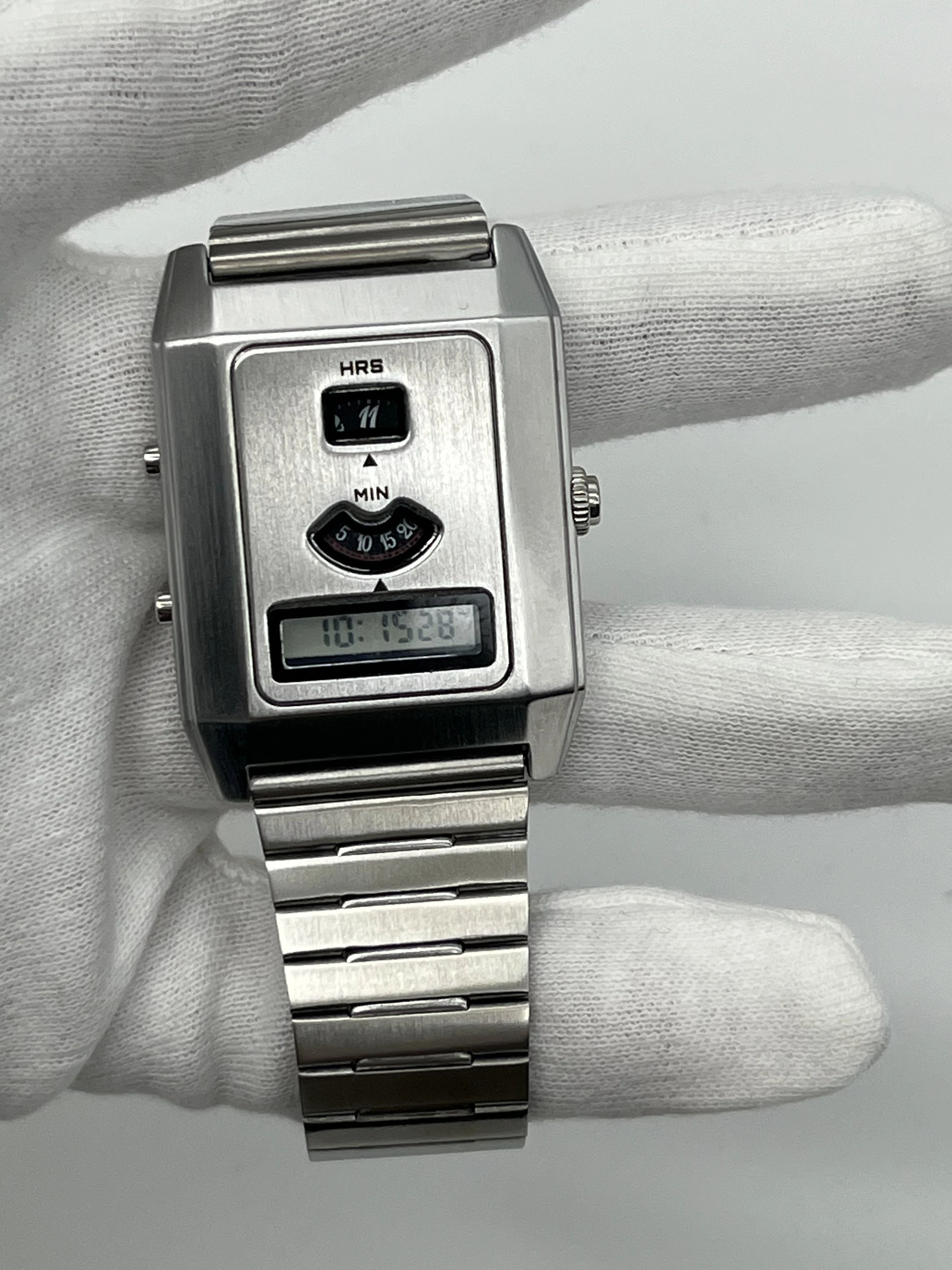 C-0PO Montre numérique rétro pour couple avec écran LCD, design futuriste vintage – Bracelet réglable, montre assortie quotidienne décontractée