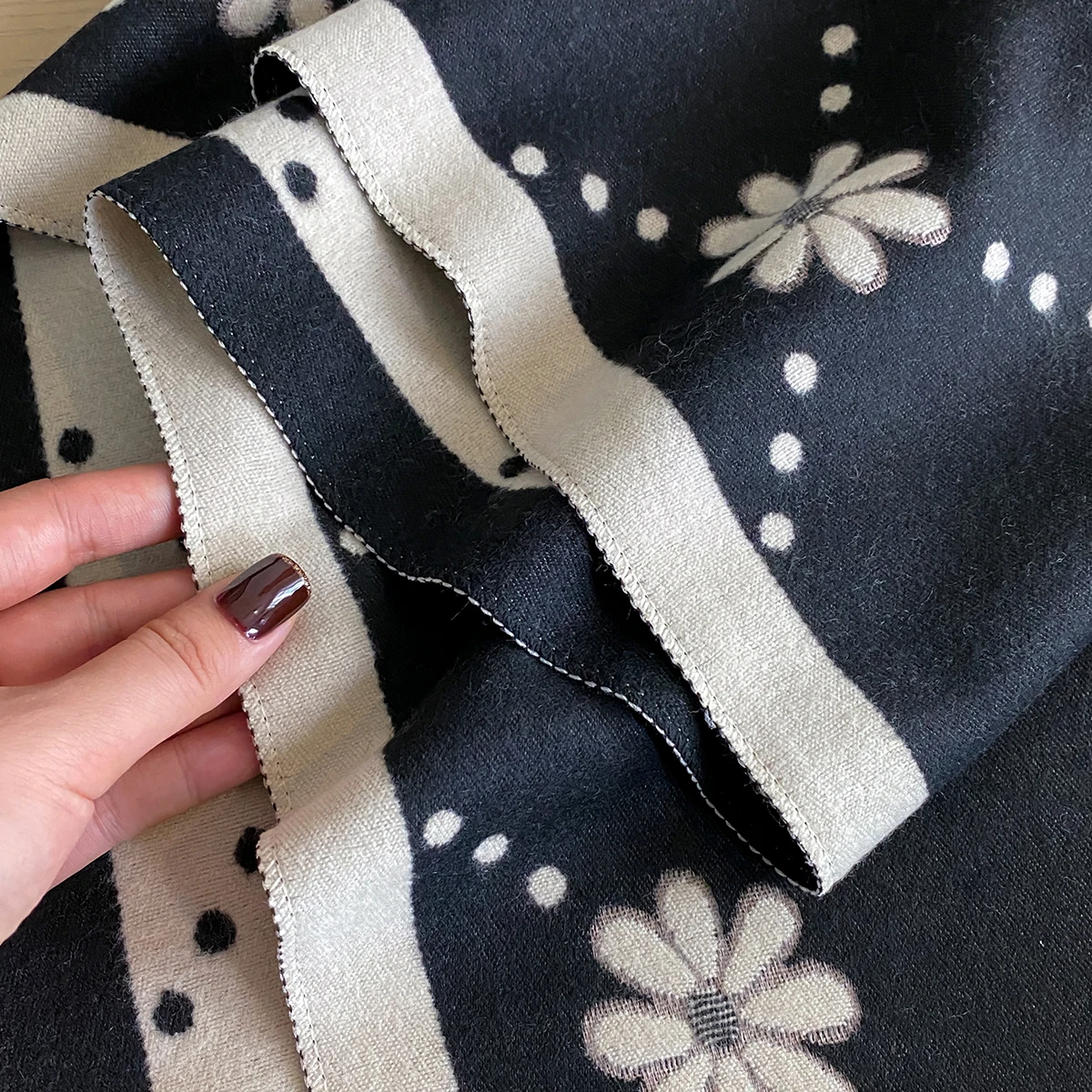 New Brand Elegance Daisy Print Scarf Soft Warm Fringe Pashmina Shawl Autumn and Winter Outdoor Coldproof Windproof Blanket 2025