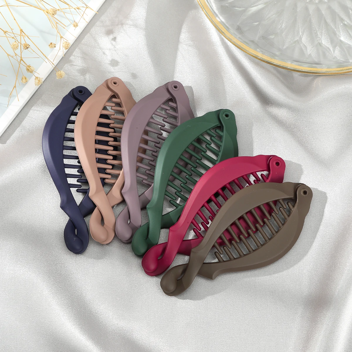 New Fashion Banana Shape Hair Clip Solid Color Fish Clip Hairpins Hair Accessories for Women Hair Clip Clamp Hair Accessories