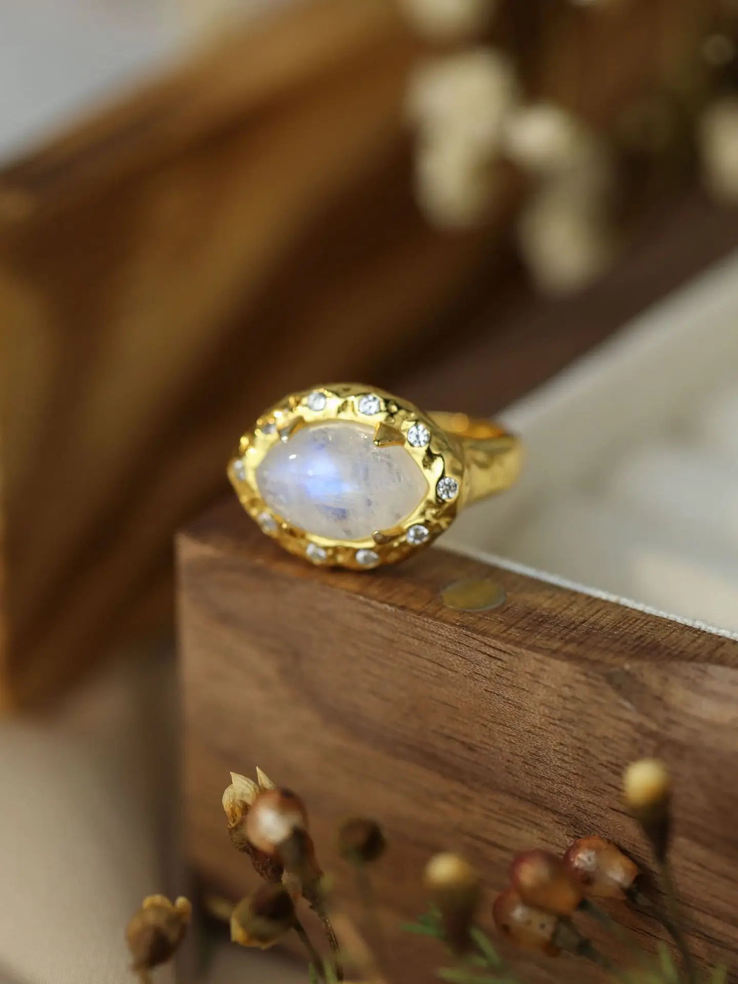

Женское кольцо из чистого серебра 925 пробы, инкрустированное лунным камнем в форме яйца и цирконом, в золотом цвете, преувеличенный стиль для индивидуальных нужд