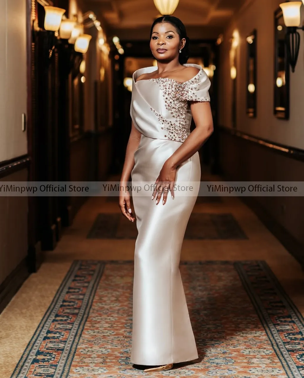 Robes de Soirée en Satin Champagne pour Mère de la Mariée 2026, Épaules Dénudées, Coupe Droite, Ornées de Cristaux, pour Invitée de Mariage, Personnalisables