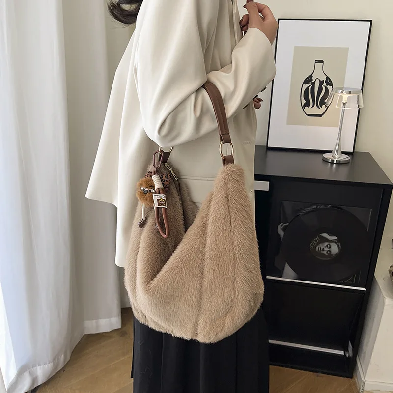 حقيبة كتف نسائية فروي سعة كبيرة