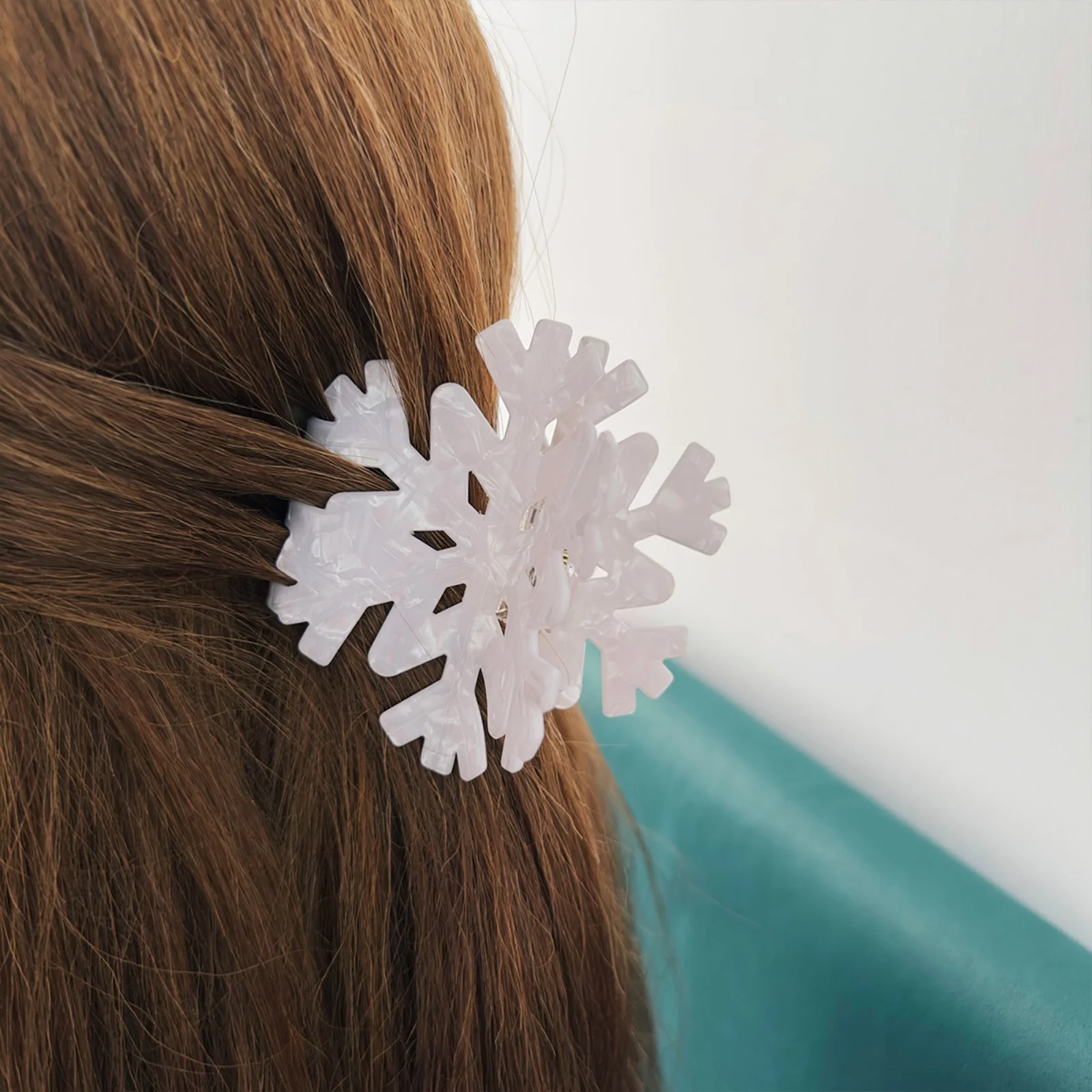 1PC Snowflake Hair Claw Clips, White Winter-themed Hair Accessories, Elegant Iridescent Hair Clips For Women, Festive Christmas