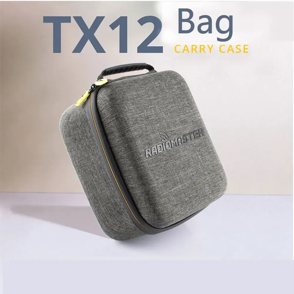 Sac de transport Radiomaster TX12 ouvert montrant l'intérieur rembourré avec des sangles ajustables pour maintenir l'émetteur en place.