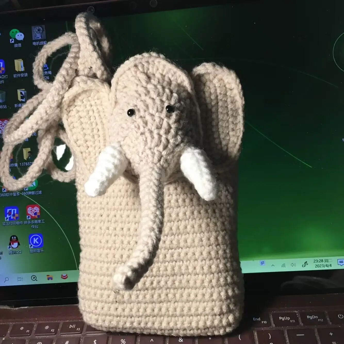 Women's shoulder bag, handmade woven underarm bag, puff flower patchwork combination mobile phone bag, exquisite and fashionable