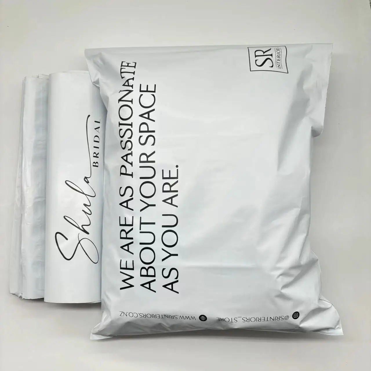 Белая почтовая сумка с логотипом