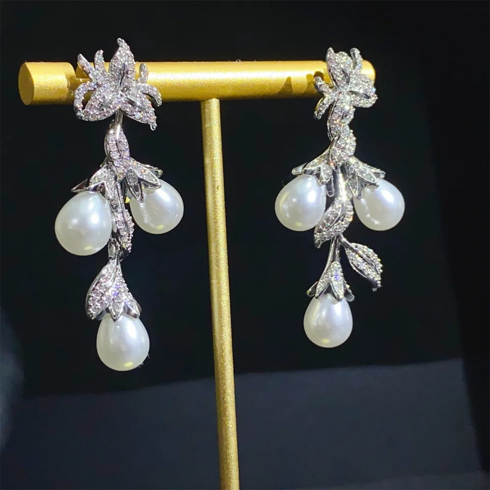 Eleganti orecchini a forma di fiore con perle d'acqua dolce coltivate