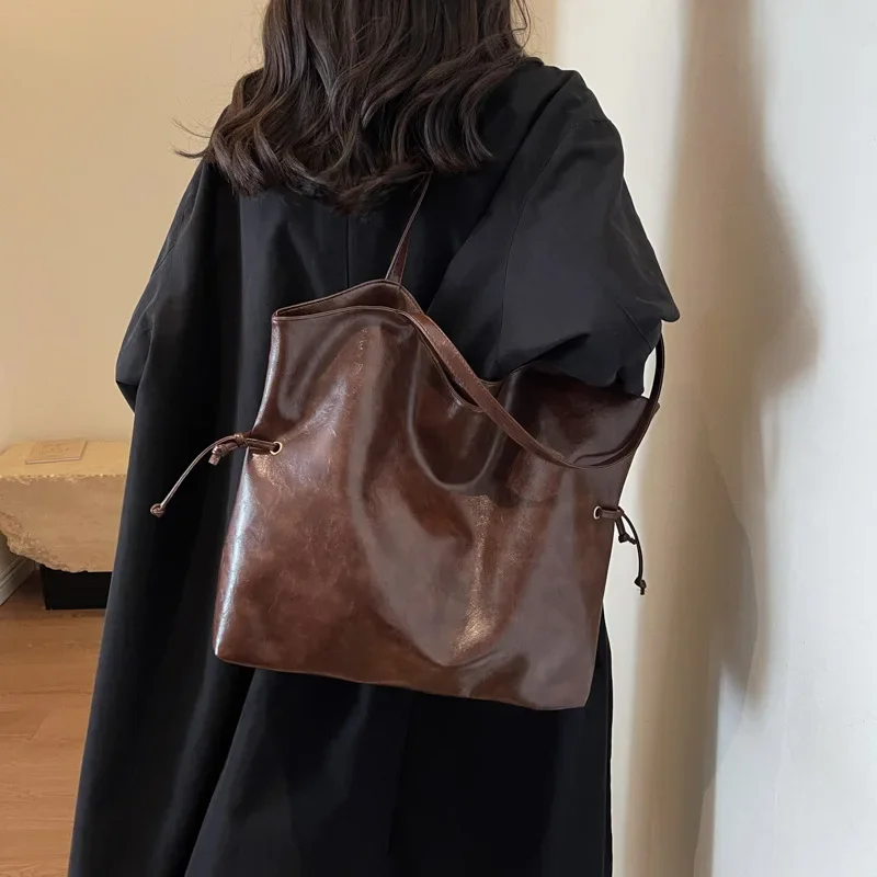 

Large-capacity Fashion Shoulder Bag Oil PU Spice Girl Wind Solid Color Shoulder Bag Winter Commuting Tote Underarm Shoulder Bag