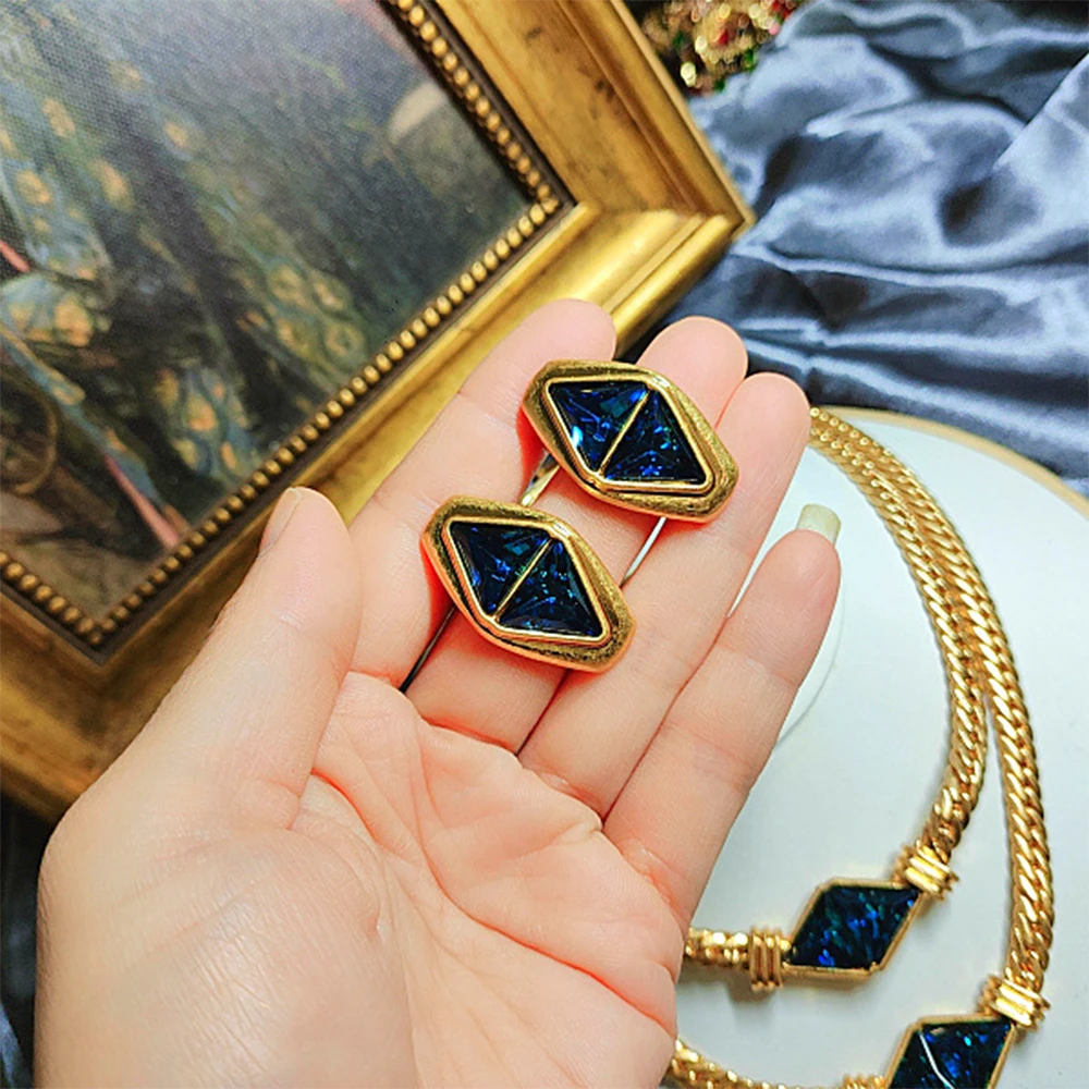 Рисунок 2 - Винтажное темпераментное треугольное