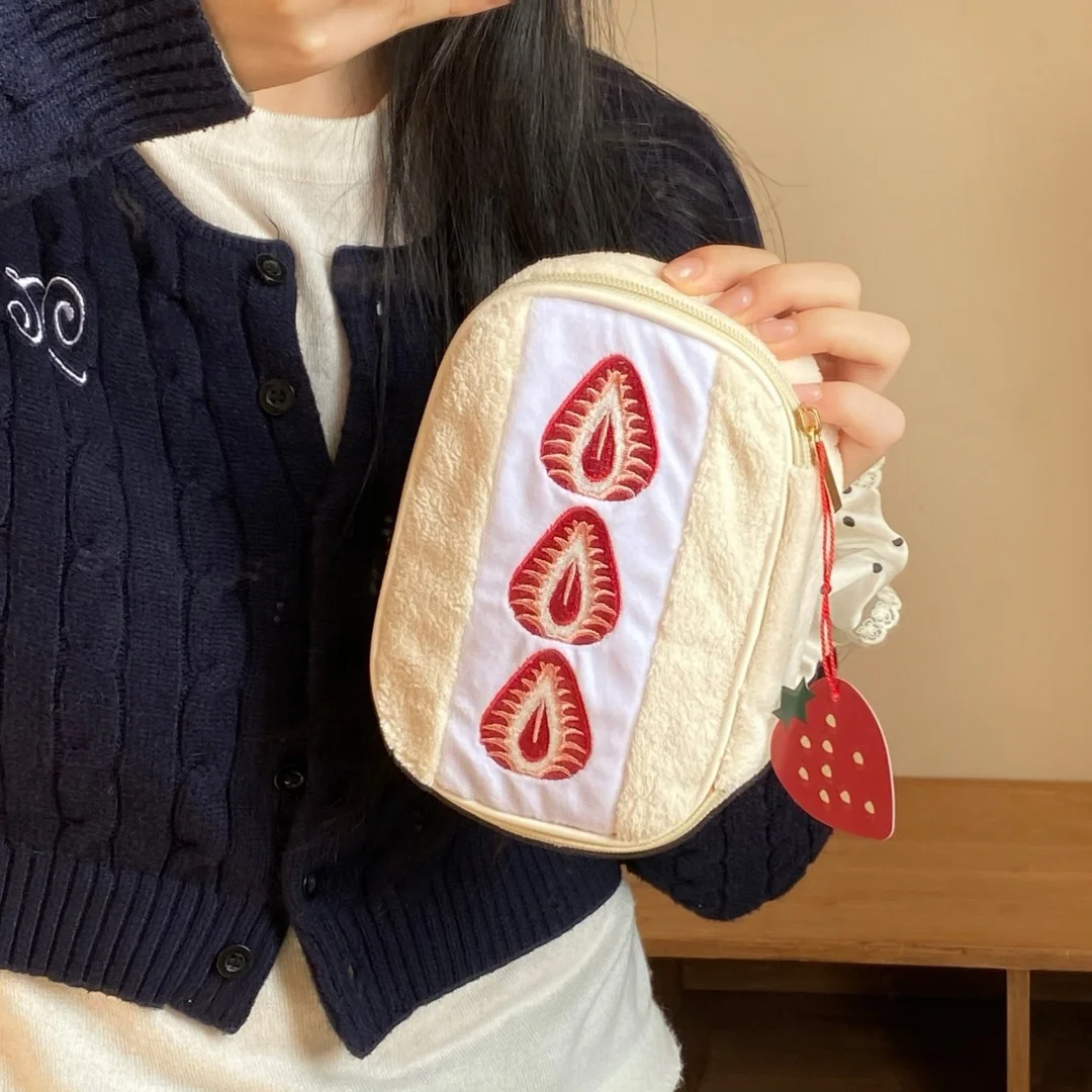 Erdbeer-Sandwich-Kosmetiktasche, tragbar, großes Fassungsvermögen, multifunktional, Plüsch-Toiletten- und Kosmetiktasche für Damen_voghion.com