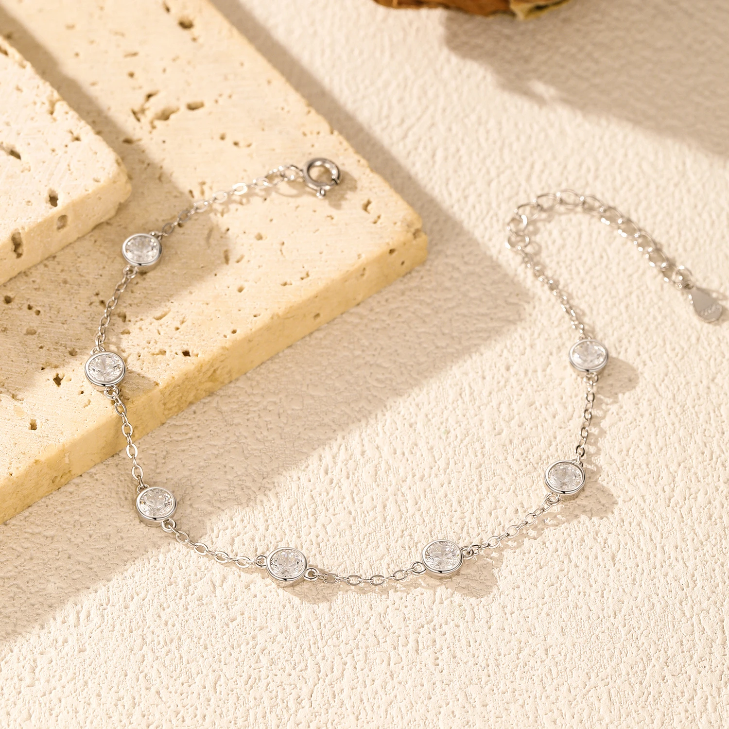 MODIAN 베젤 라운드 스파클링 클리어 큐빅 지르코니아 Stackable Charm 패션 팔찌 여성용 파인 쥬얼리