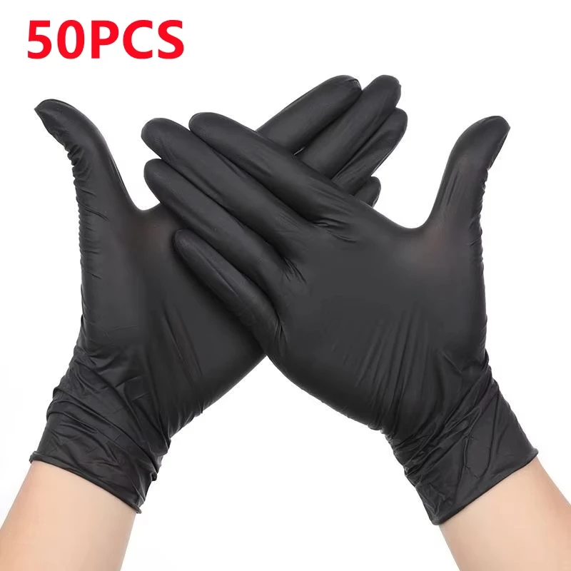 Gants jetables noirs utilisés pour le nettoyage, démonstration pratique.